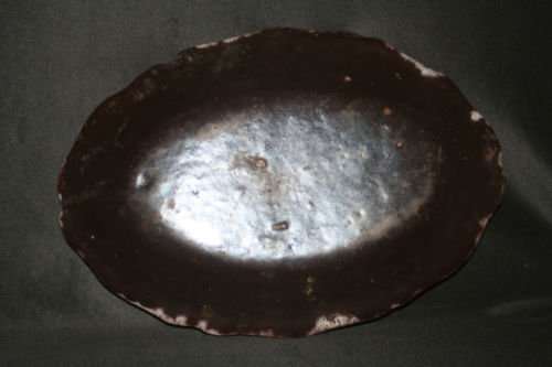 Plat cul noir faïence décors panier fleurs Rouen XVIII ème