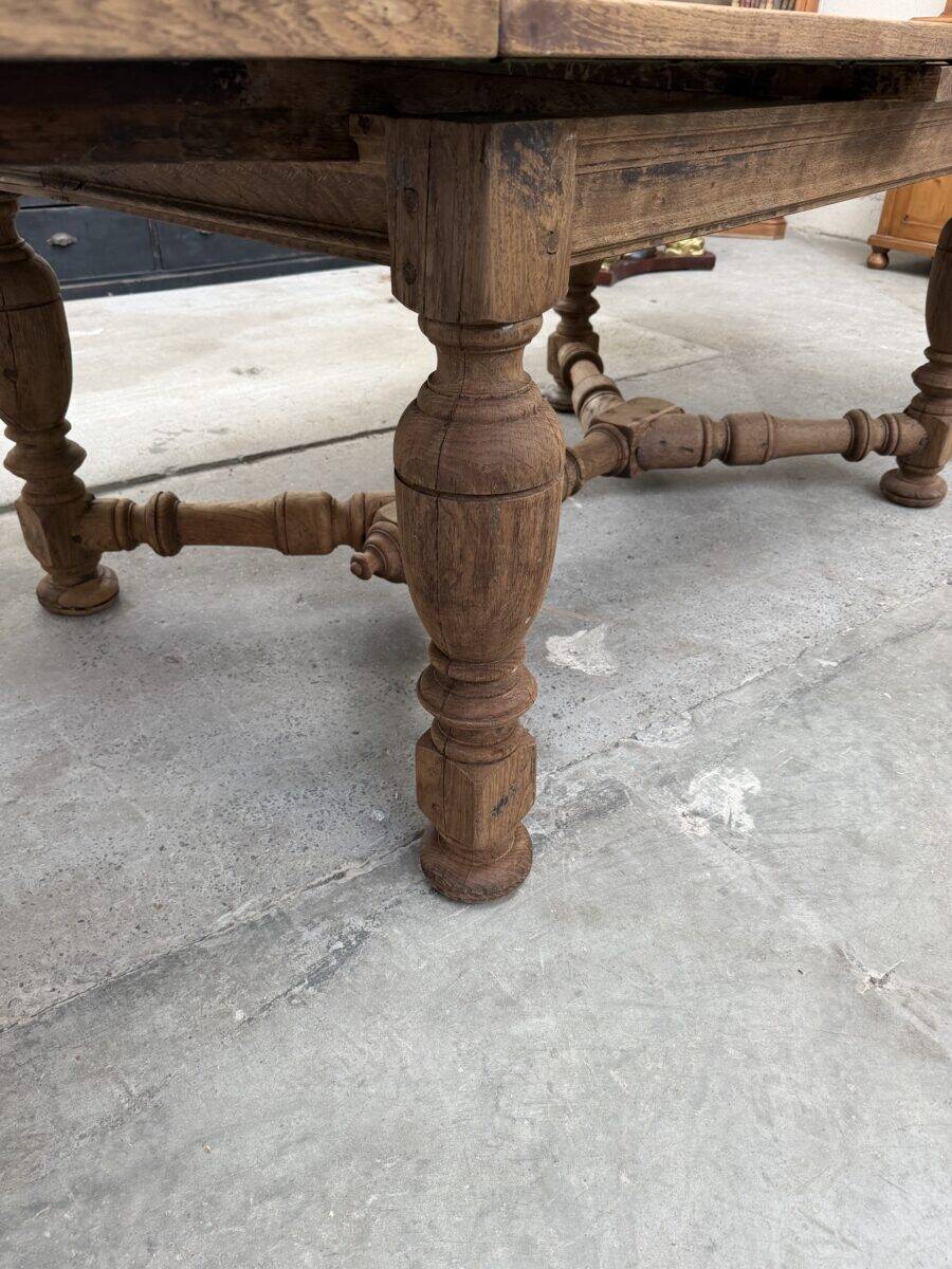 Italian table in raw oak from the 19th century.