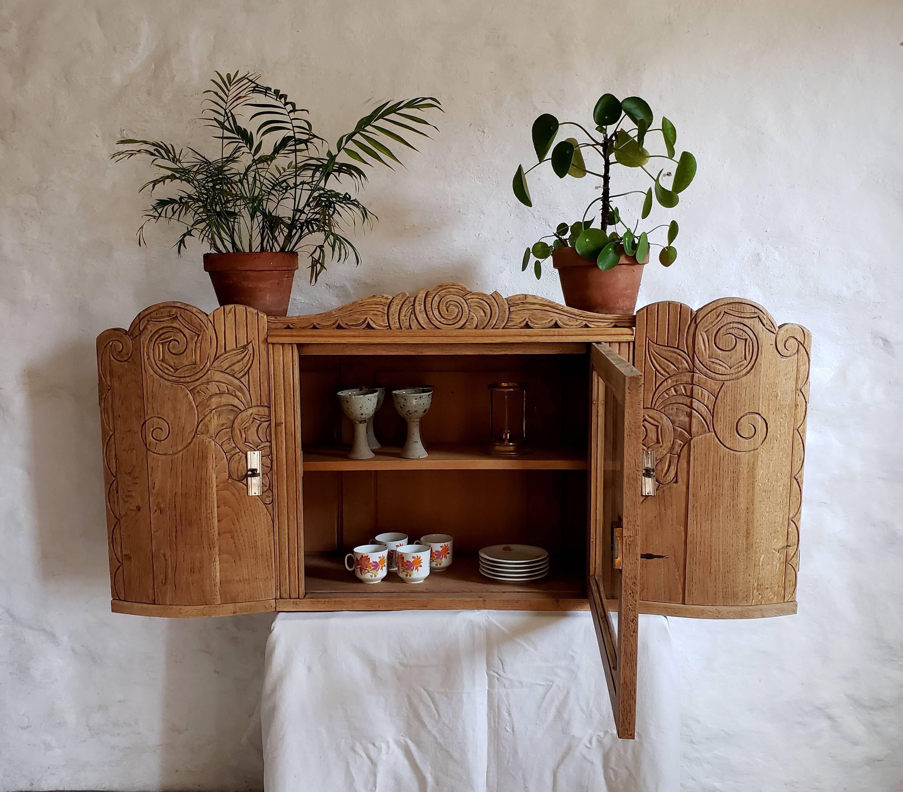 Art-deco wall showcase in raw oak