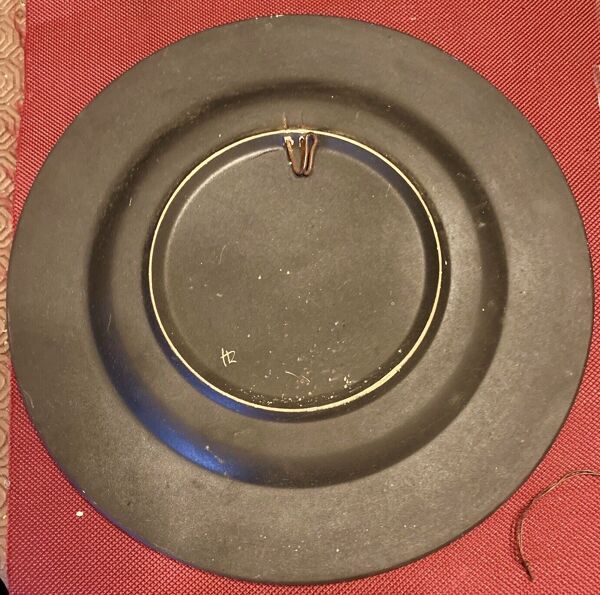 Assiette en céramique, décor de fleur, monogramme a identifier au verso