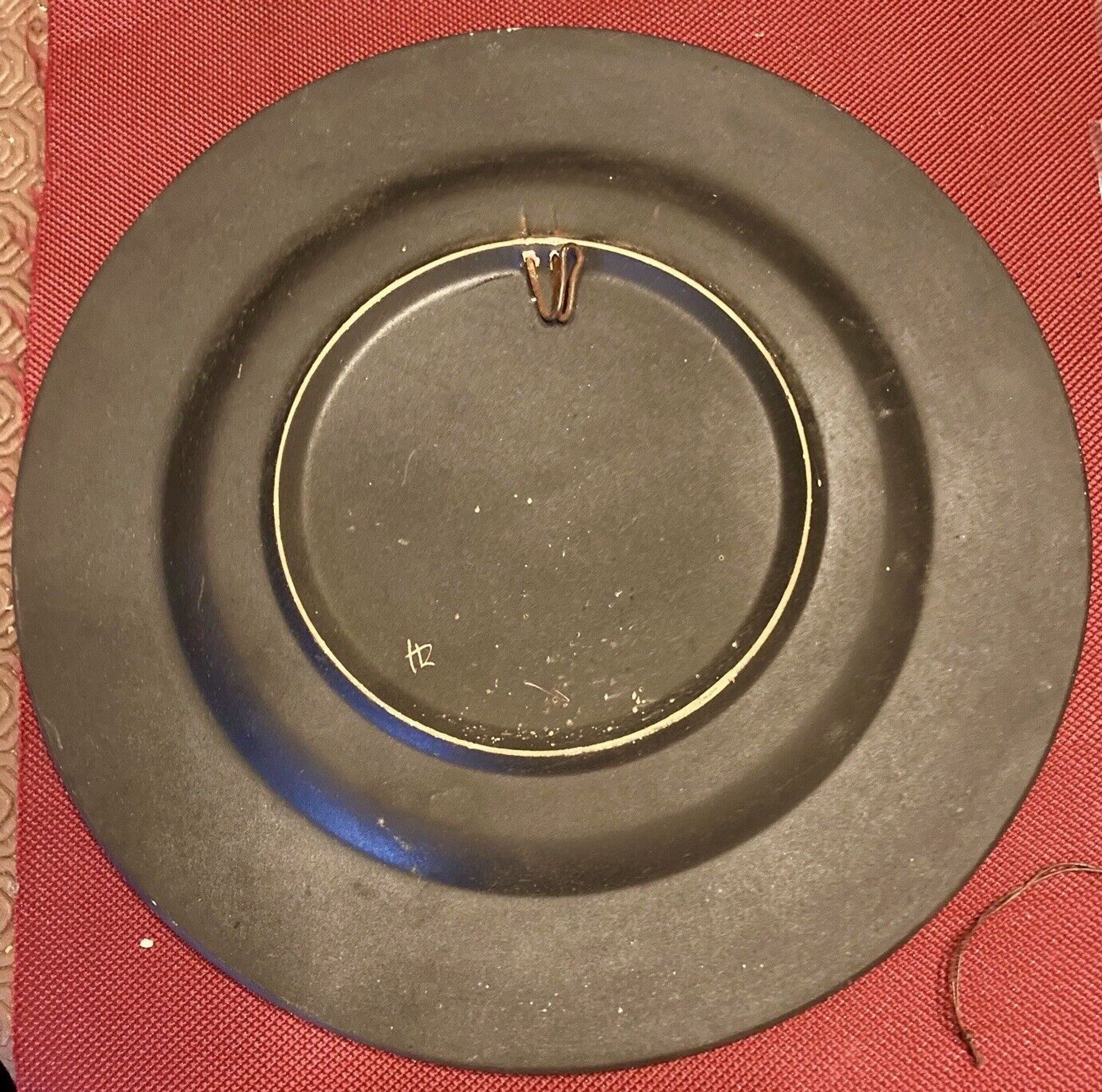 Assiette en céramique, décor de fleur, monogramme a identifier au verso
