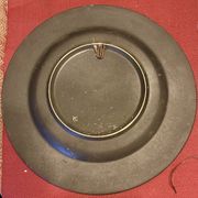 Assiette en céramique, décor de fleur, monogramme a identifier au verso