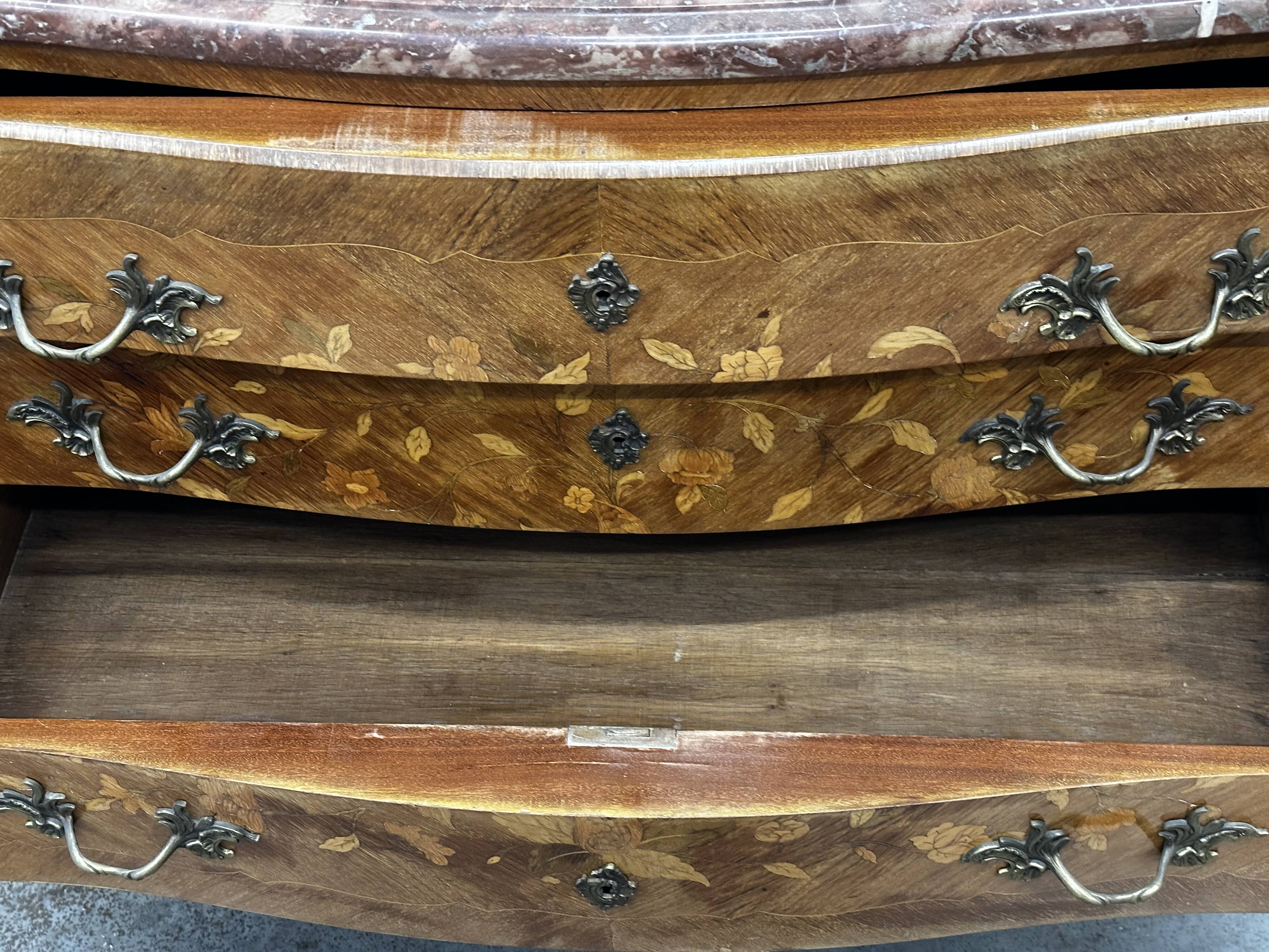 Curved and inlaid chest of drawers, Louis XV style, late 19th-early 20th century