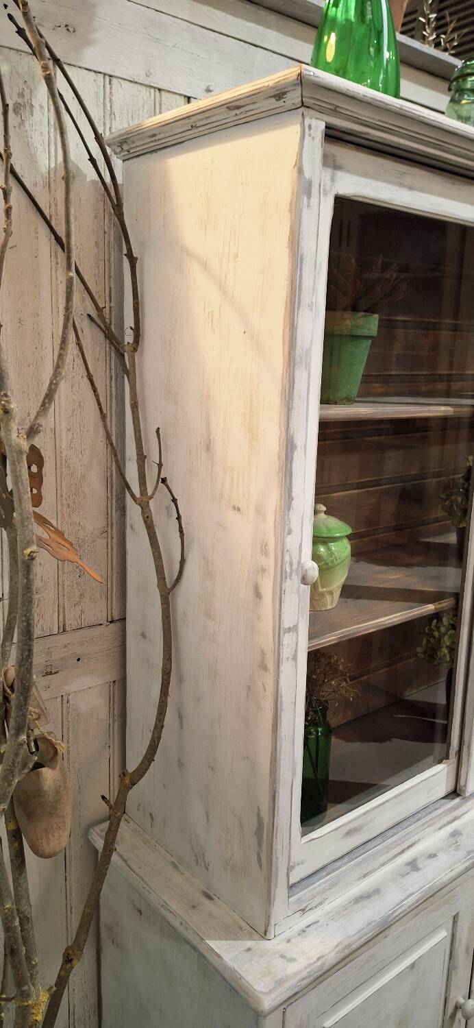 Buffet with 2 glass doors