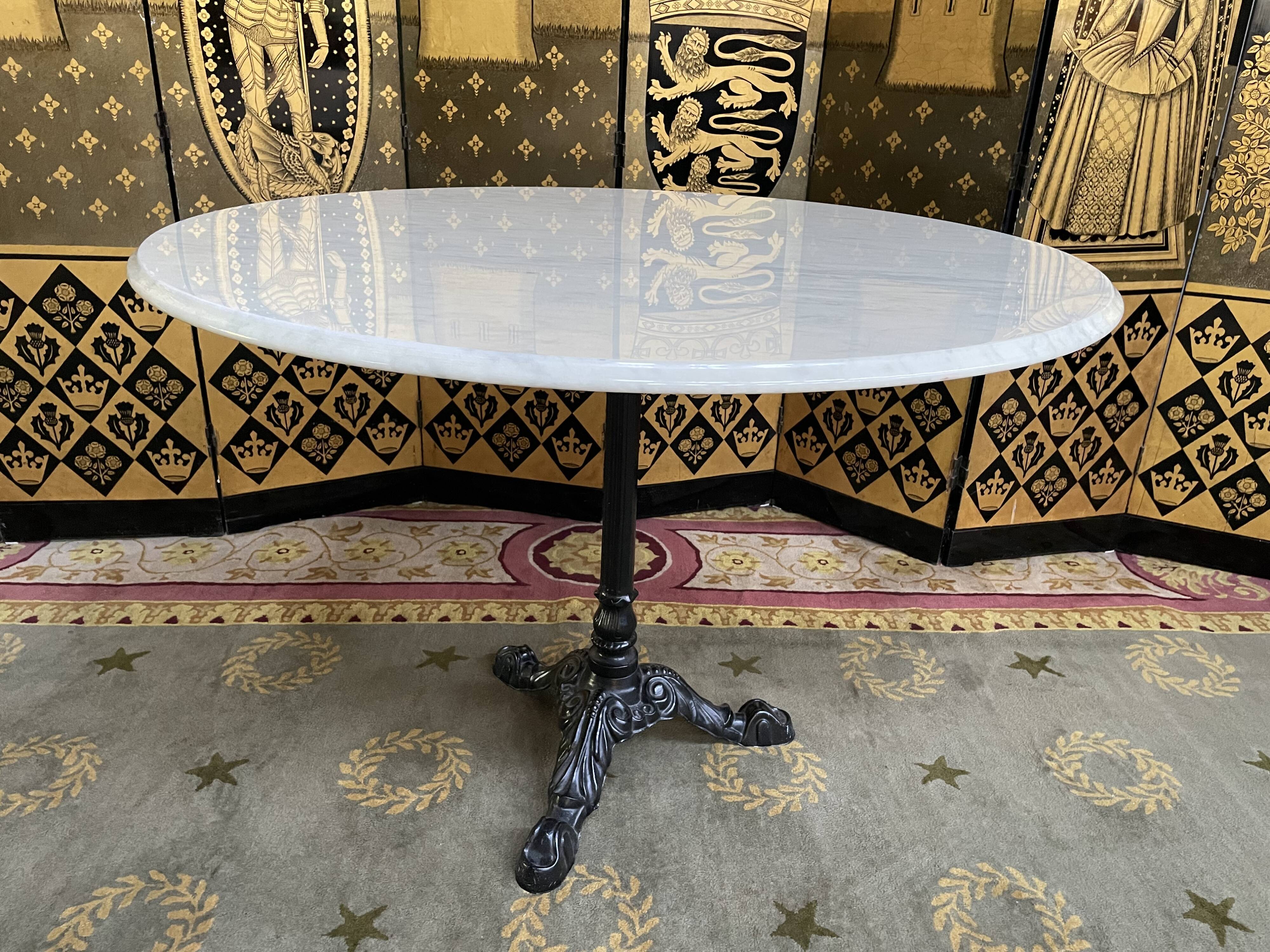 Oval bistro table in cast iron Carrara marble