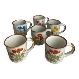 Six mugs en grès au décor floral vintage