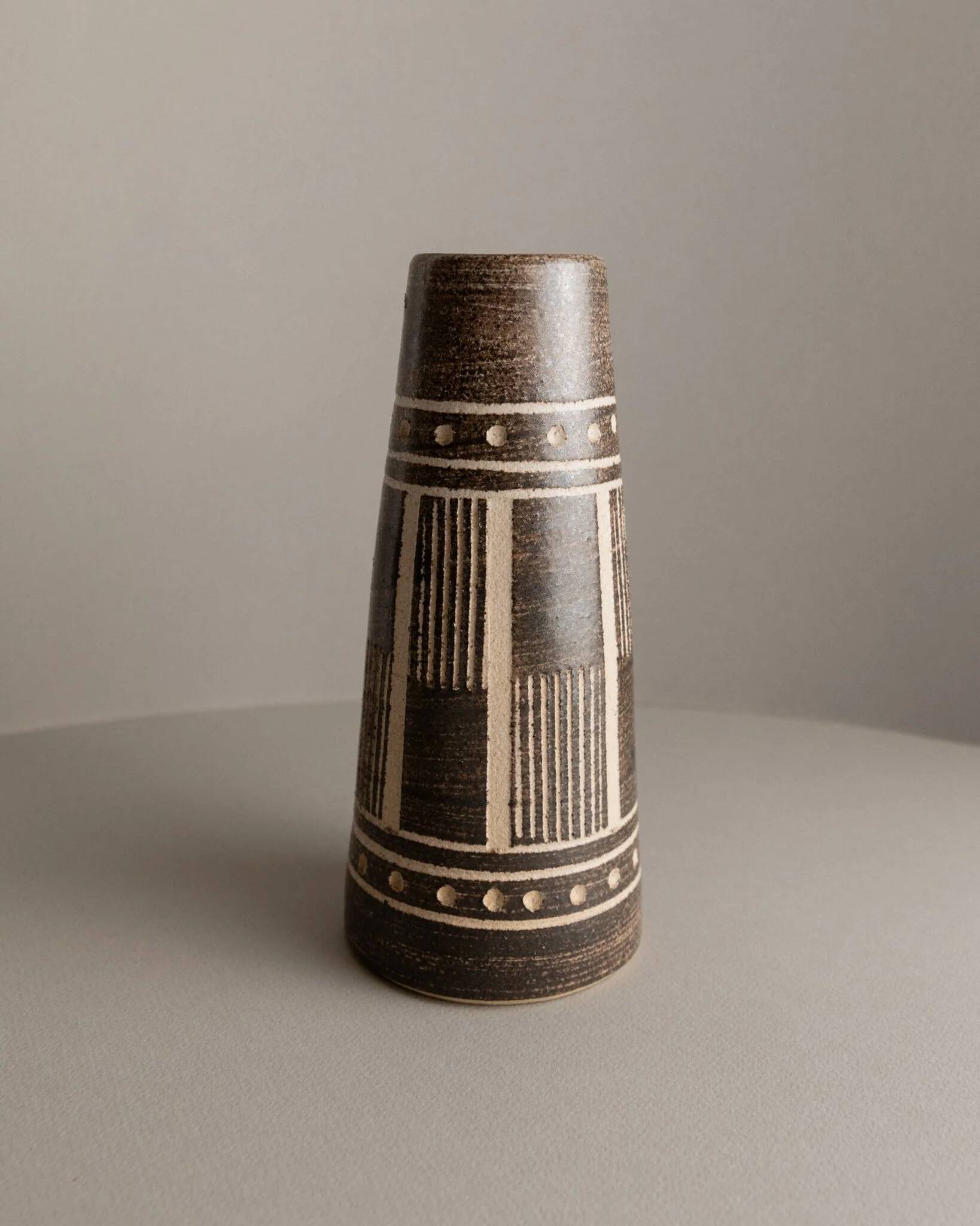 Vintage VEB Coswig GDR Ceramic Vase Marron with Beige Ritzdekor, 1970s