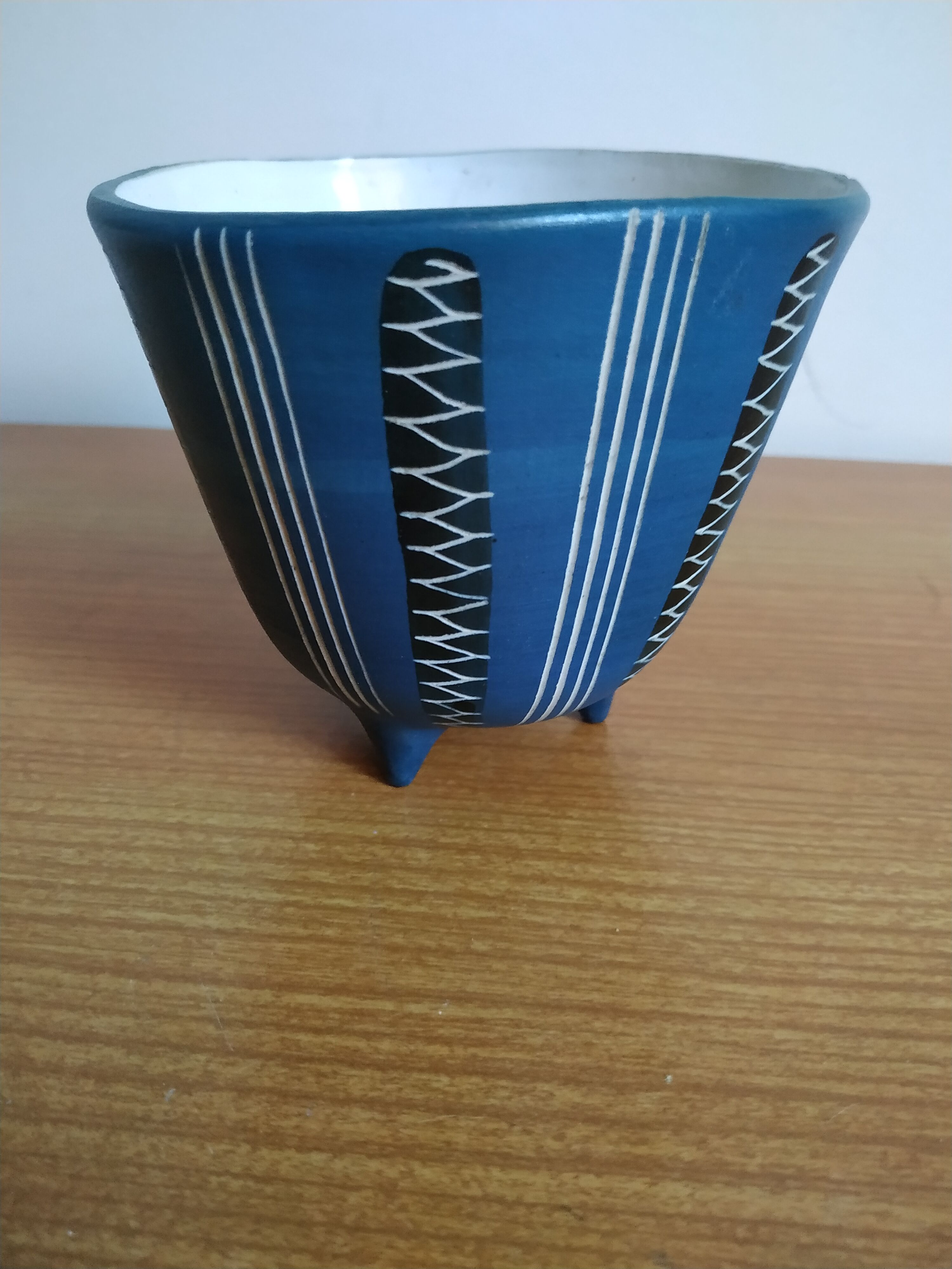 Small tripod cut in ceramic typical of the 50s