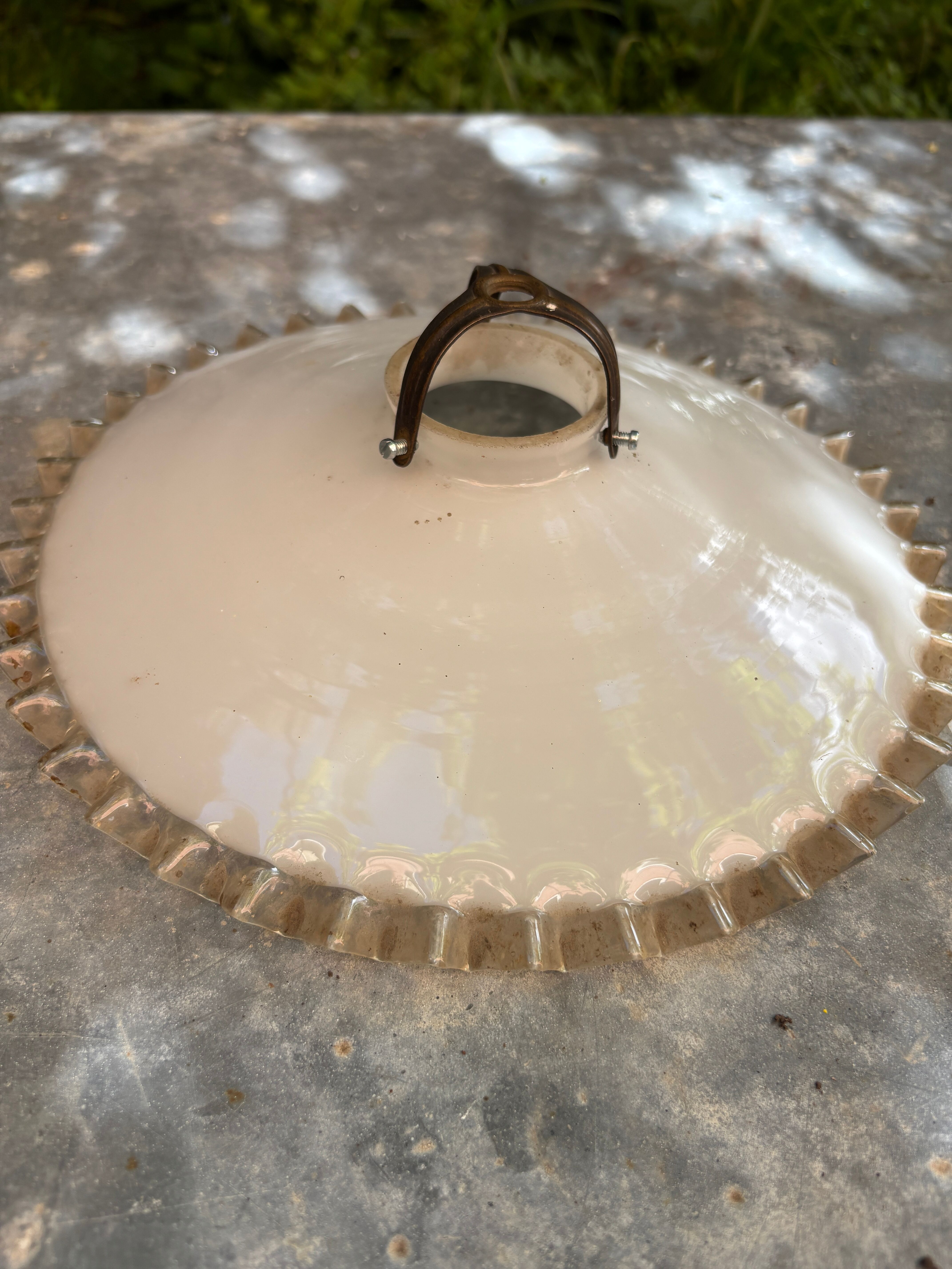 Opaline pleated table