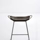 Tabouret de cuisine contemporain en métal noir fumé et cuir marron foncé.
