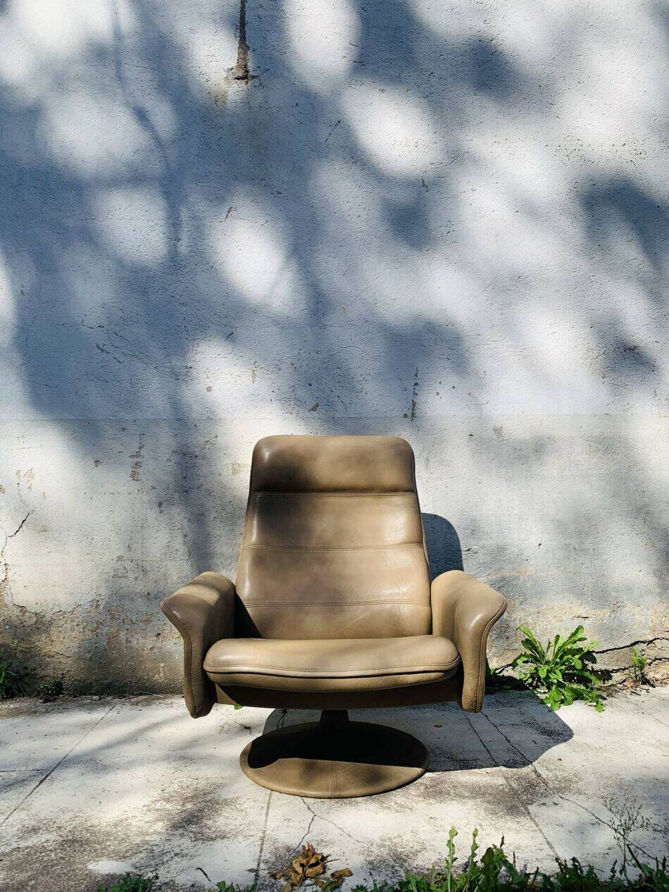 Vintage De Sede leather swivel chair, tulip base.