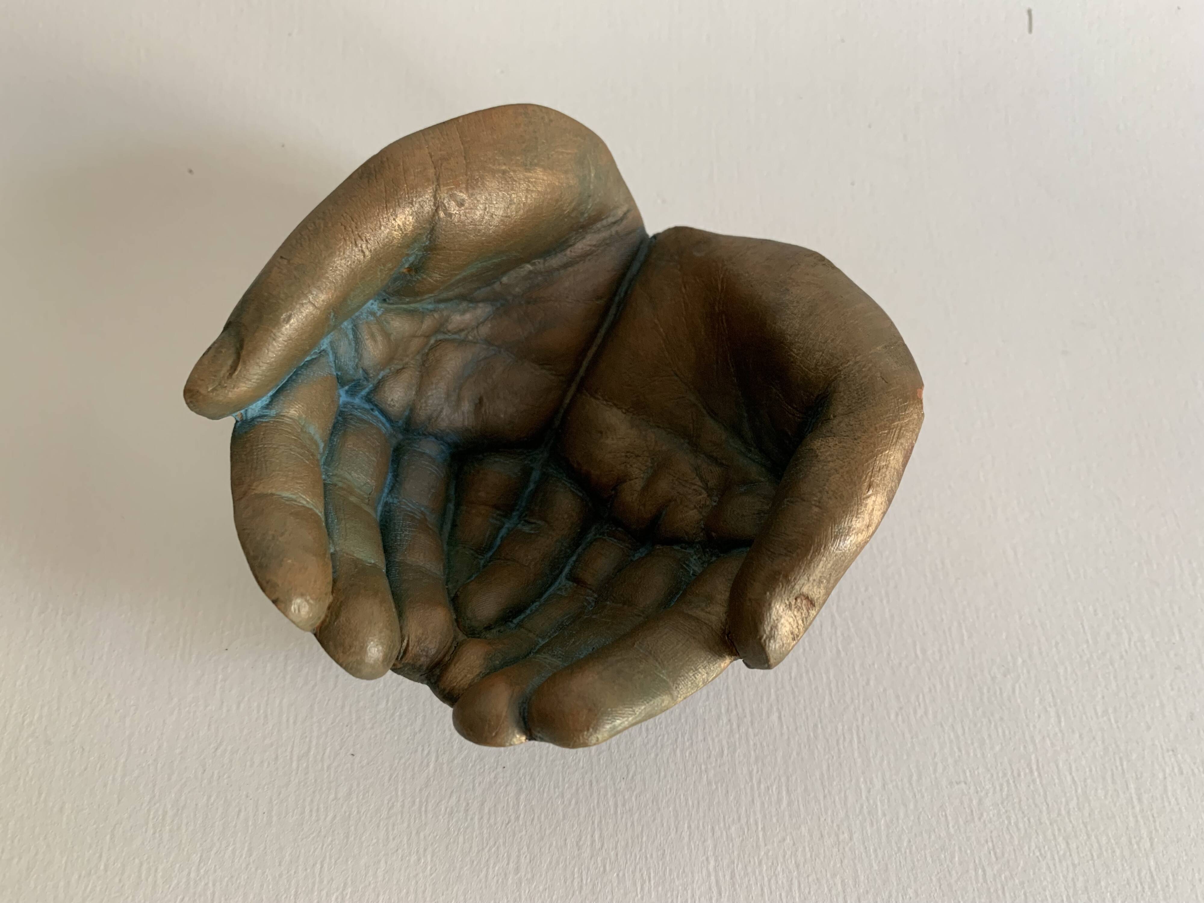 Terracotta art bowl "Jointed hands" signed by the artist Maria Ruiz