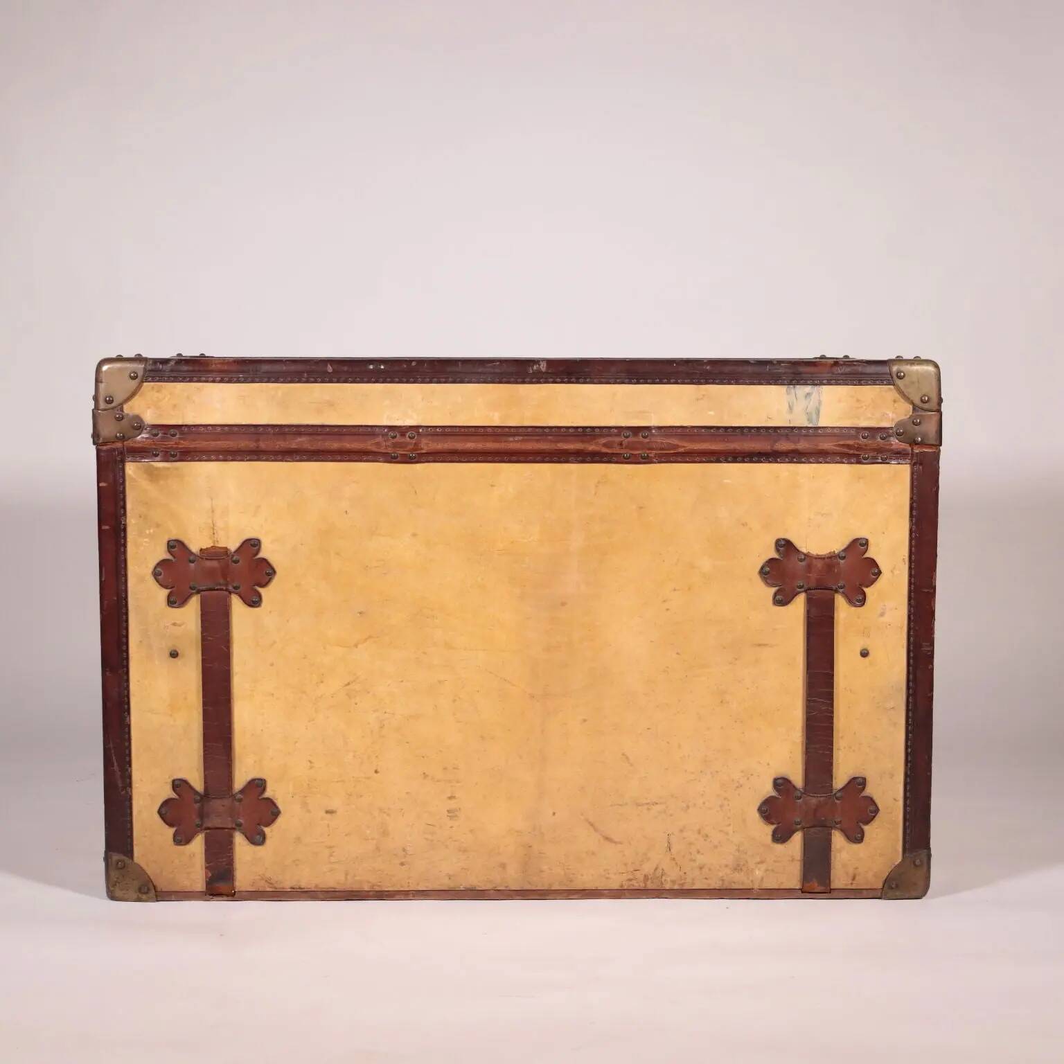 Malle courrier vintage 1910s-20s en cuir et laiton doré, France
