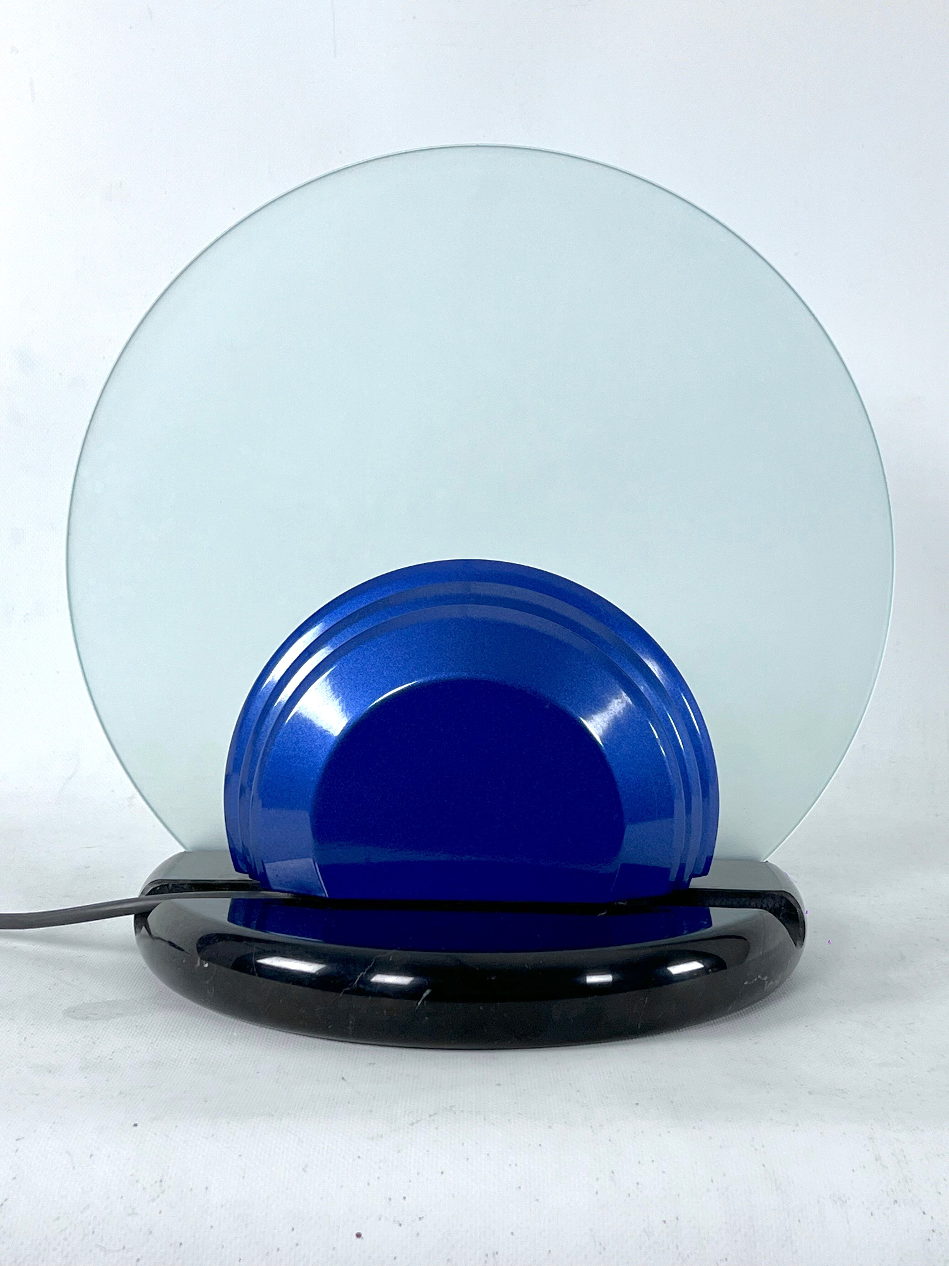 Mid-Century Gong table lamp in marble and glass by Bruno Gecchelin for Skipper. Italy 1981