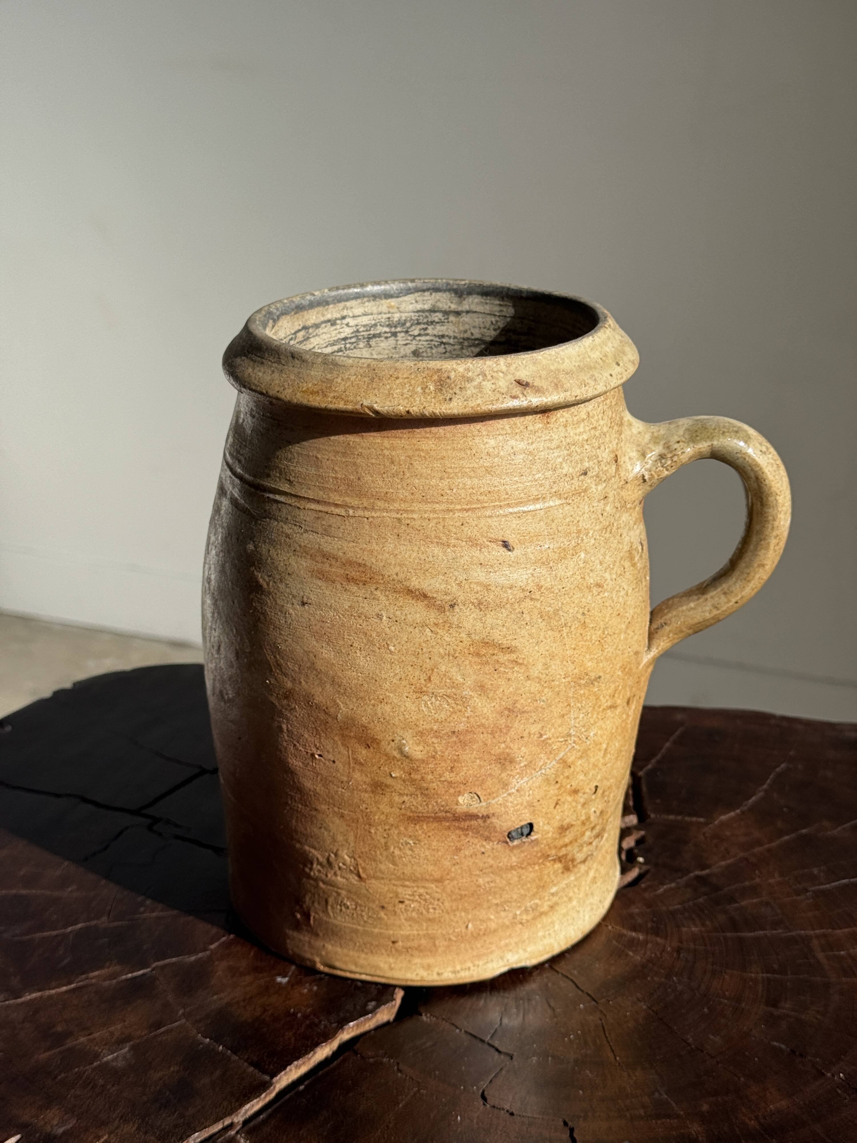 Large matte stoneware oval pot with beige handle H21 D12