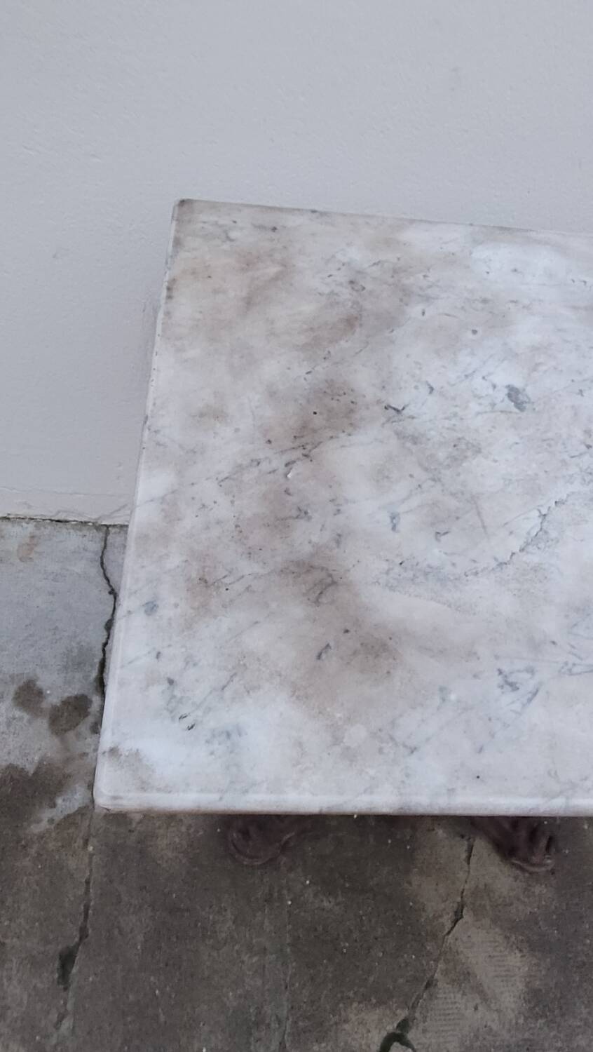 Bistro pedestal table in marble and cast iron lion paws