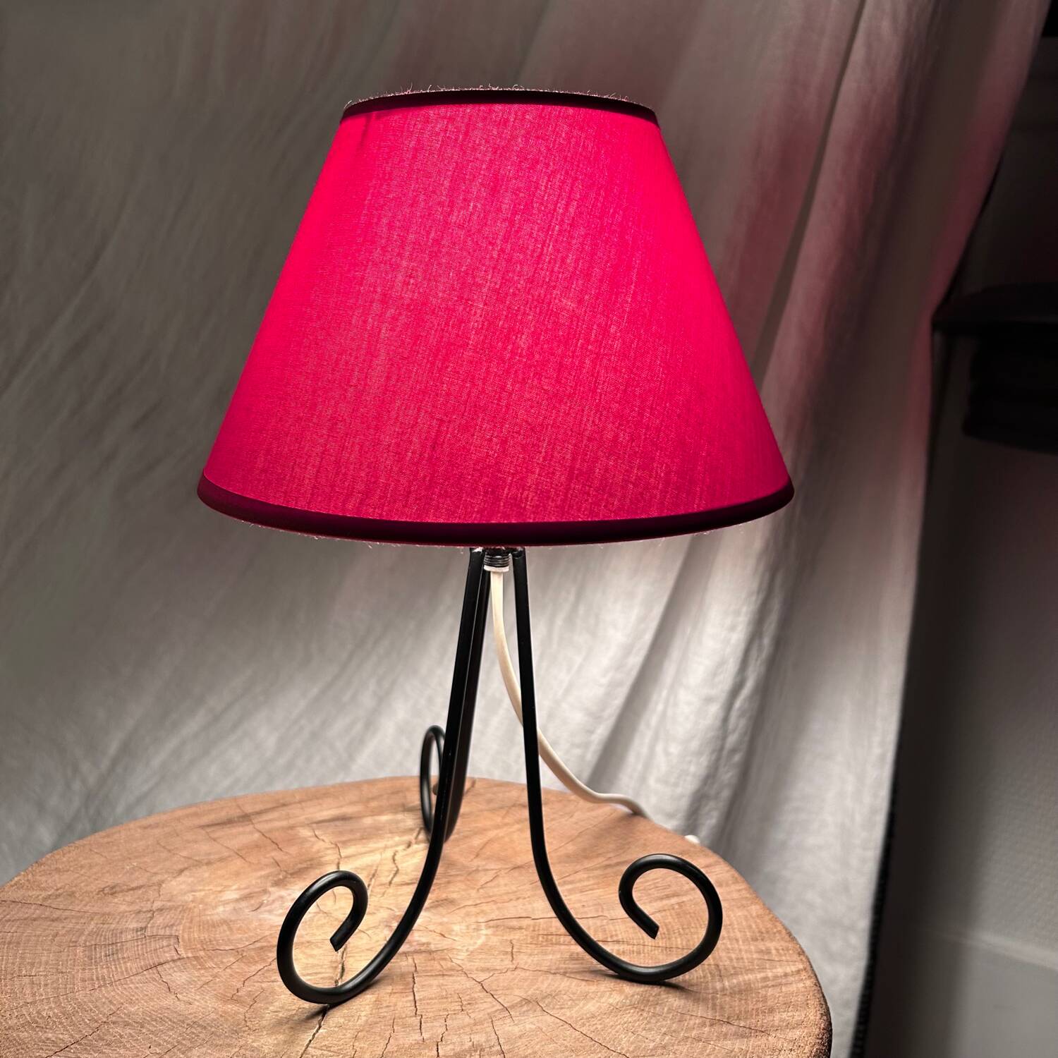 Lampe tripode en métal noir et coton rouge