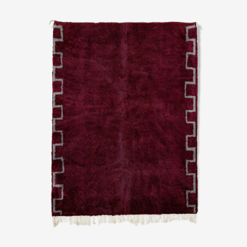 Tapis marocain moderne rouge foncé