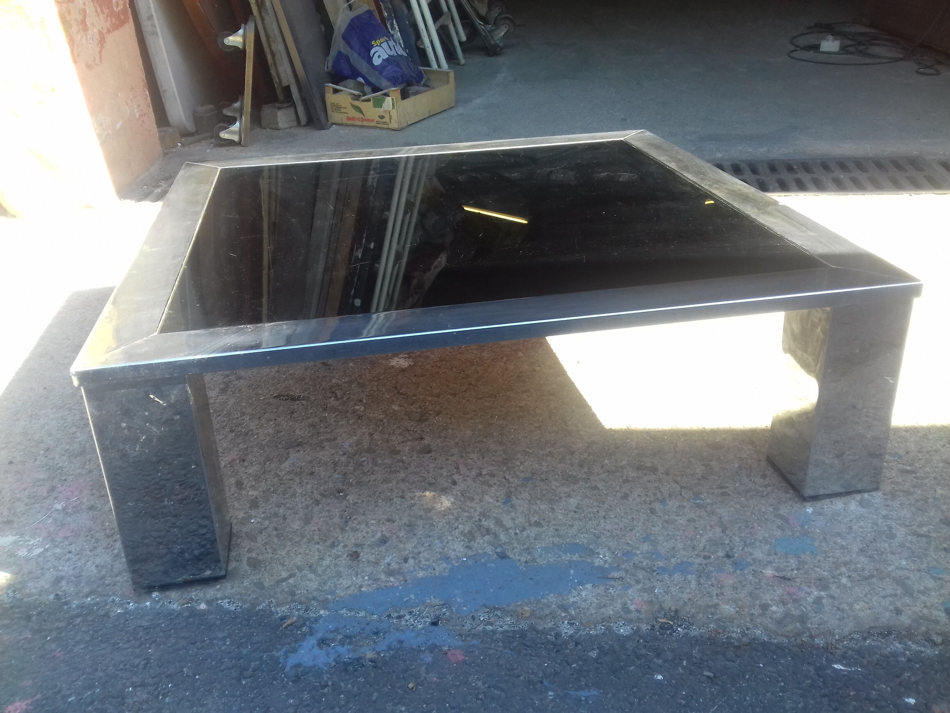 Table basse carré en acier chromé et miroir bleuté vers 1970