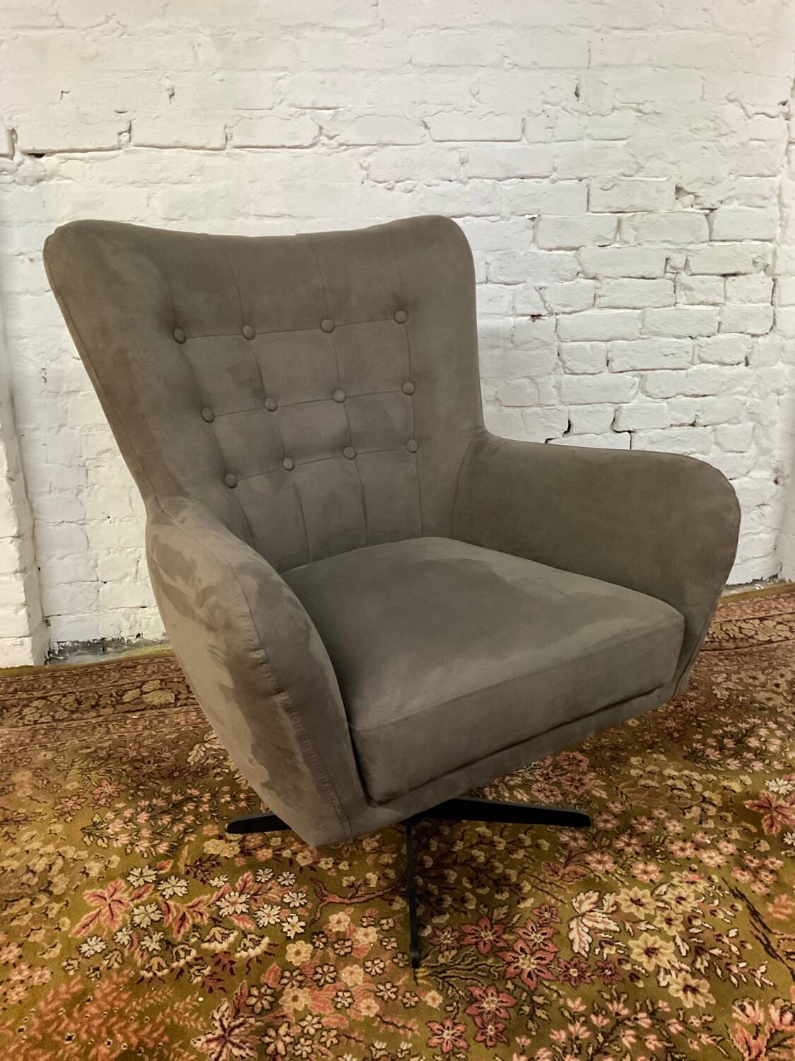 Swivel armchair in velvet fabric and metal