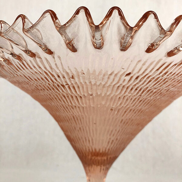 Coupe en cristal moulé de couleur rose