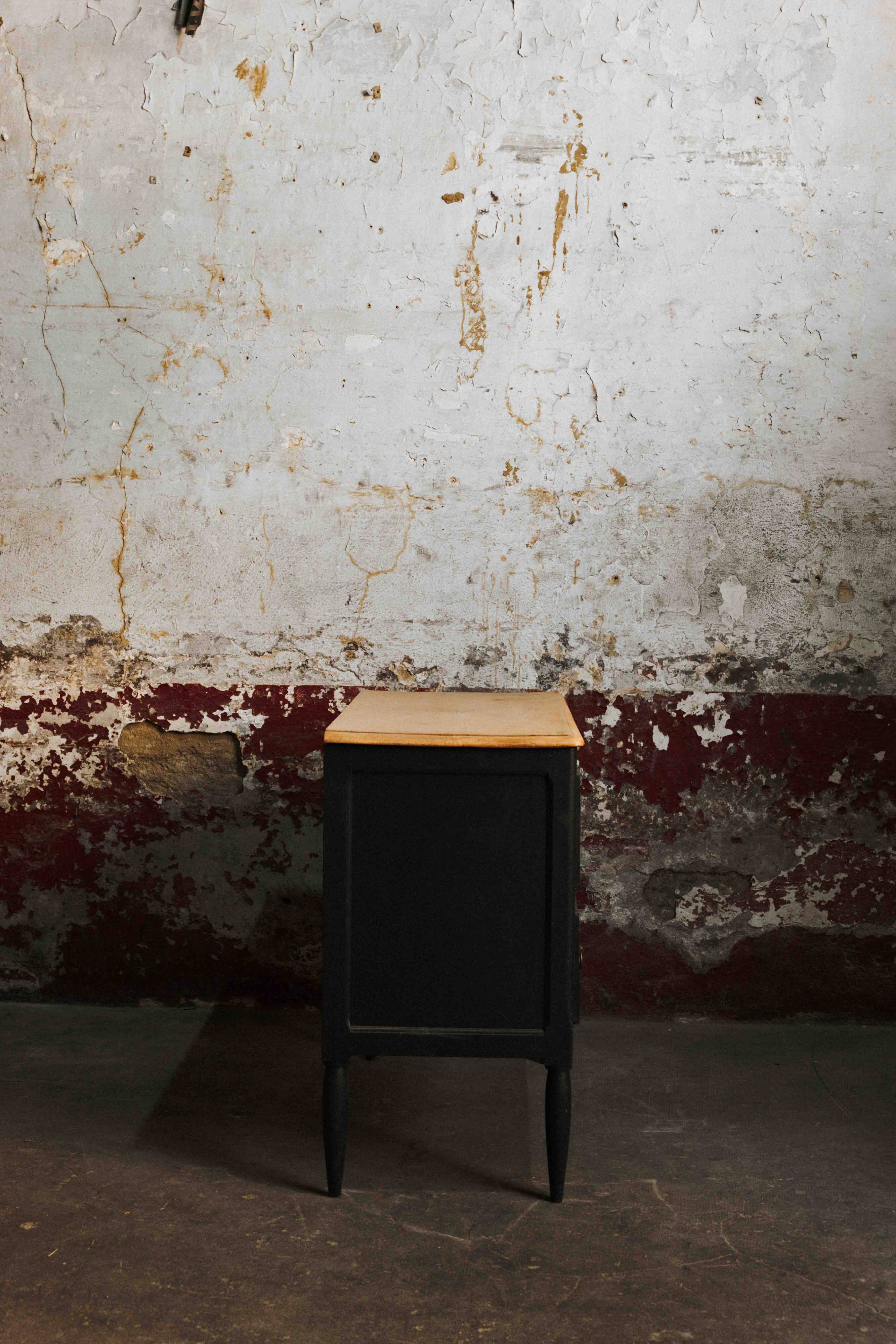 Black chest of drawers with 2 drawers, raw wood top and tapered legs