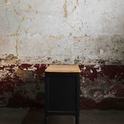 Commode noire à 2 tiroirs, plateau en bois brut et pied fuselés