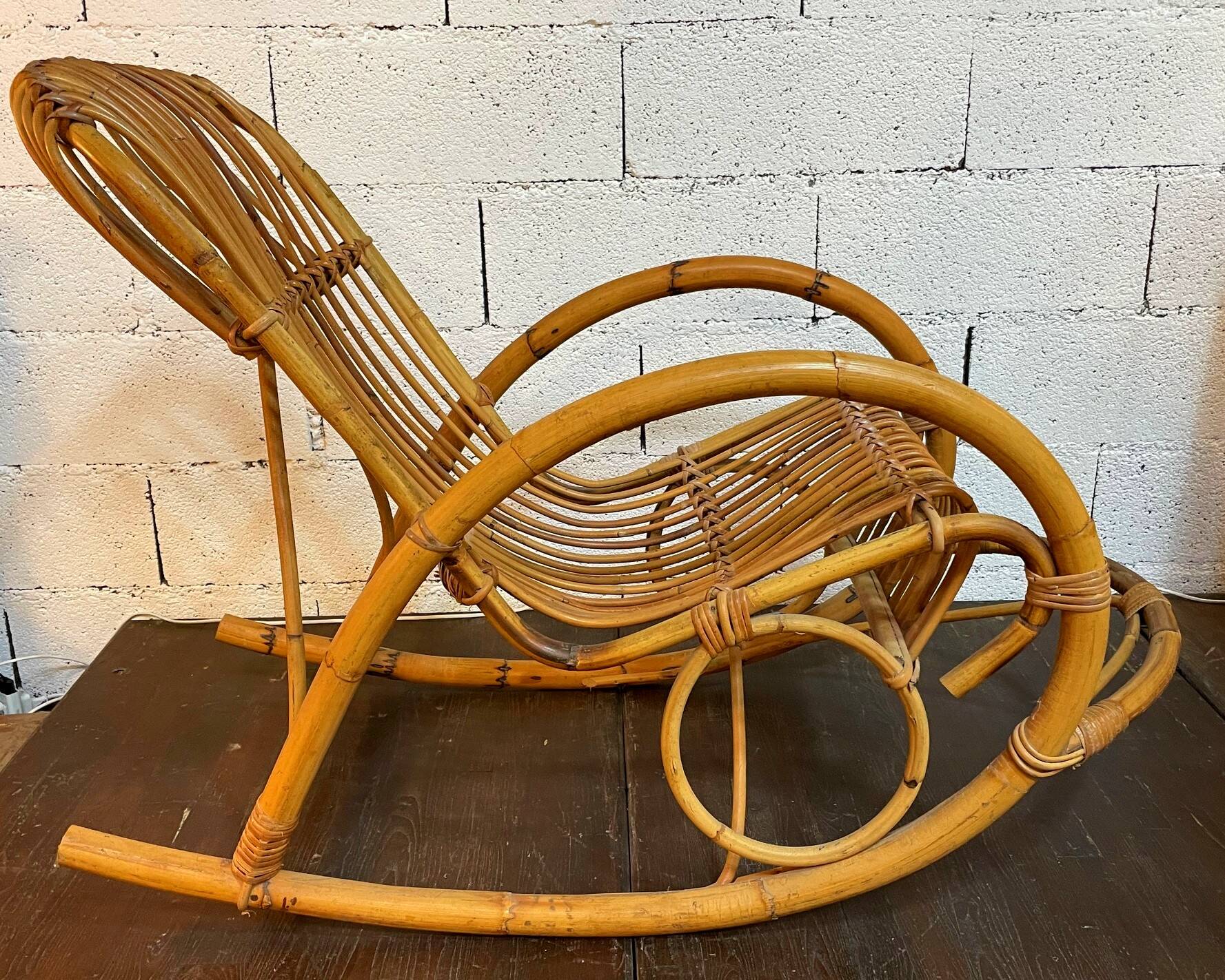 Vintage rocking chair in rattan by Rohé (Holland) from the 1960s.