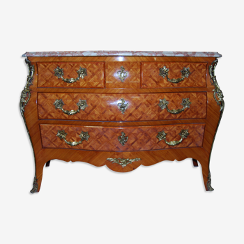 Commode tombeau de style Louis XV en bois de rose marqueterie pointe de diamant.