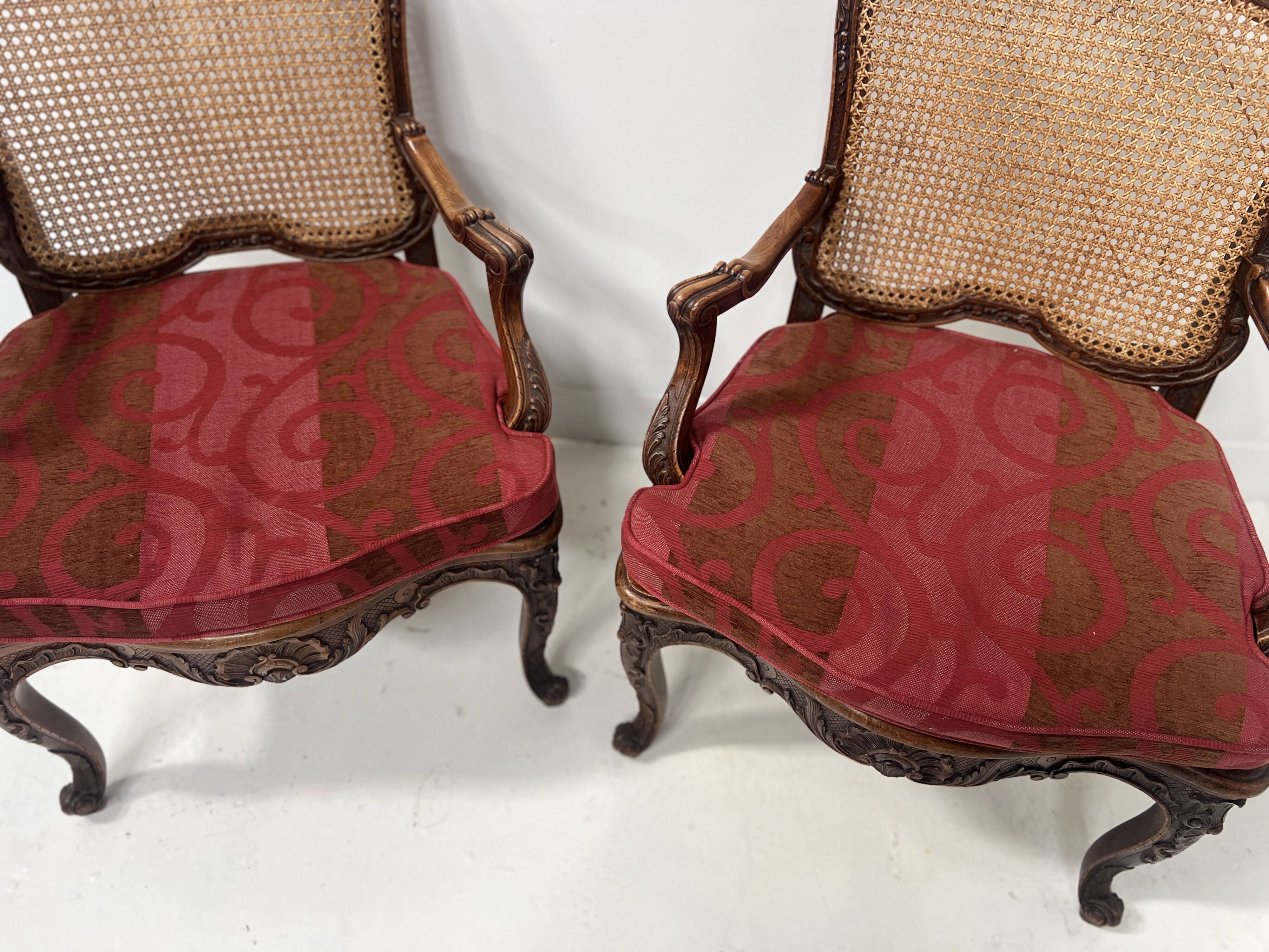 Paire de fauteuils de style Régence en bois naturel XIX siècle