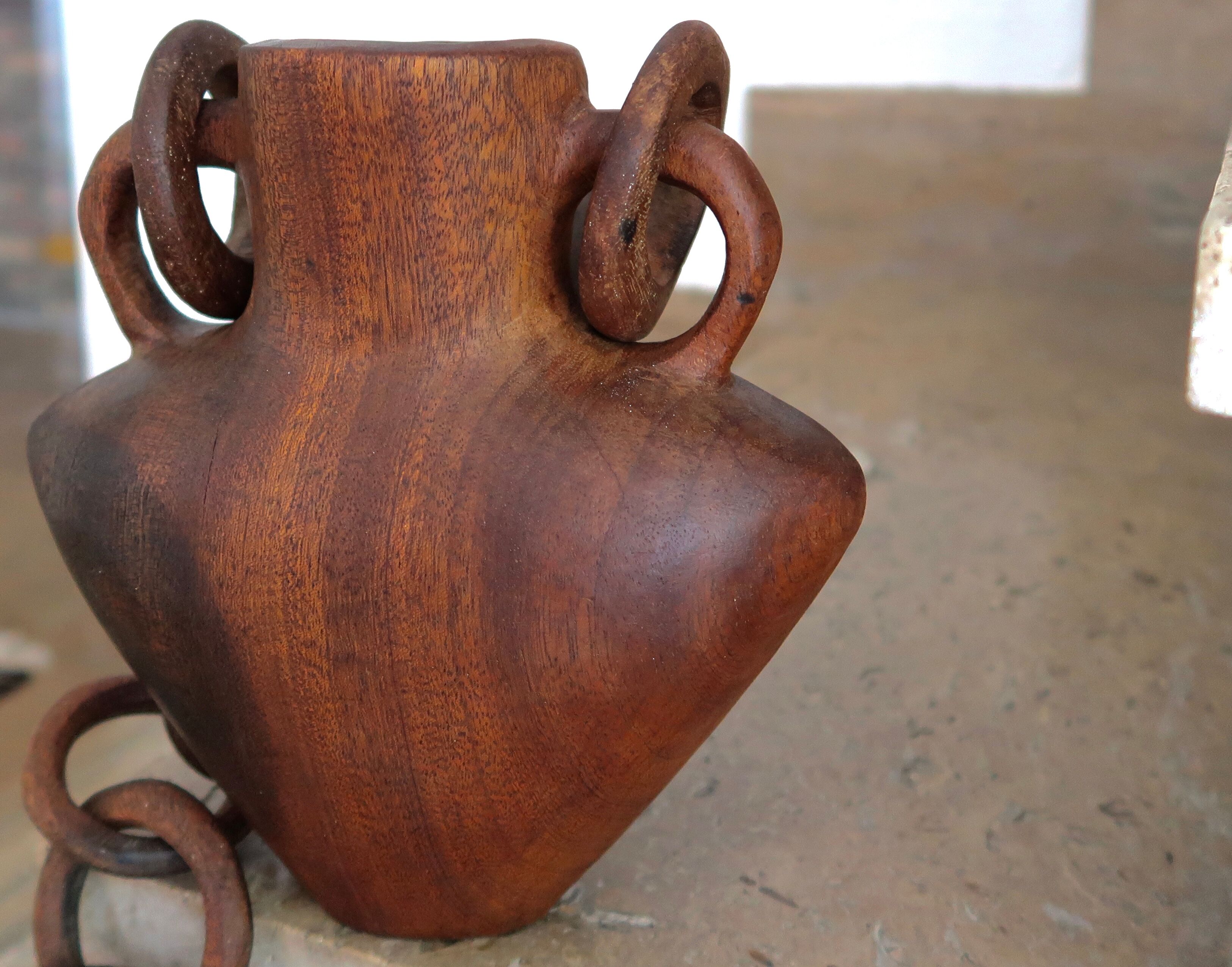 Vase à anses en bois années 50