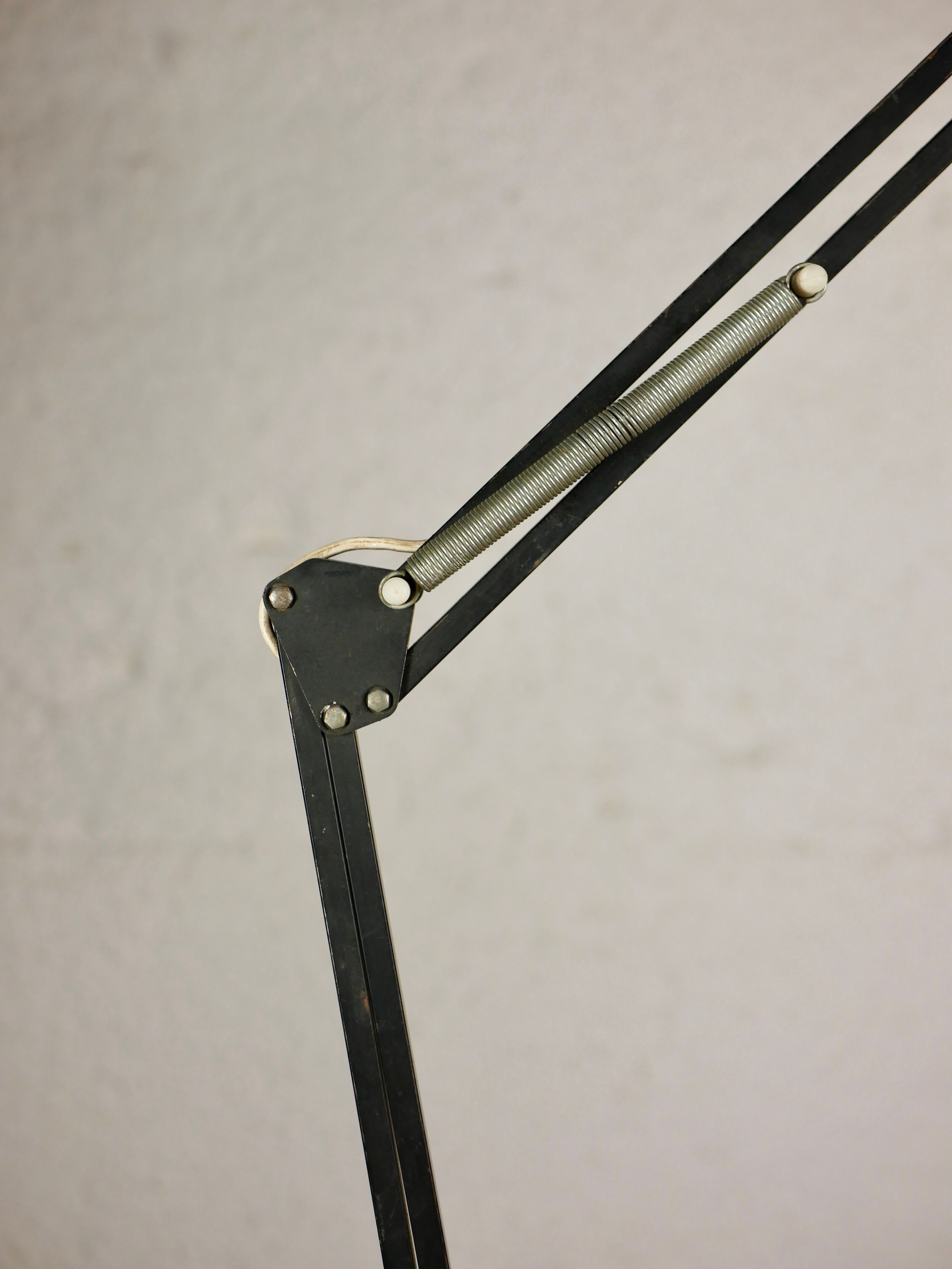 Twist T-1 desk lamp black