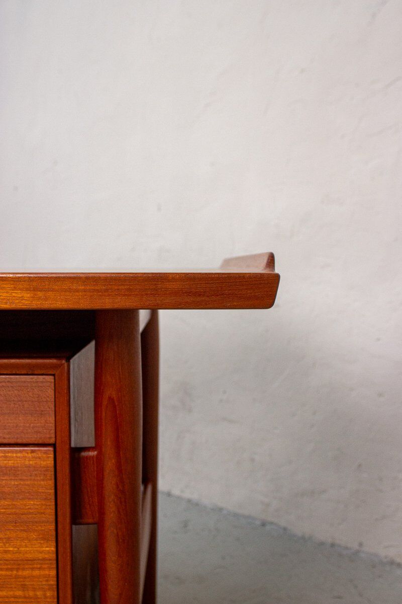 Danish mid-century desk model 207 in teak by Arne Vodder for Sibast, 1960s.