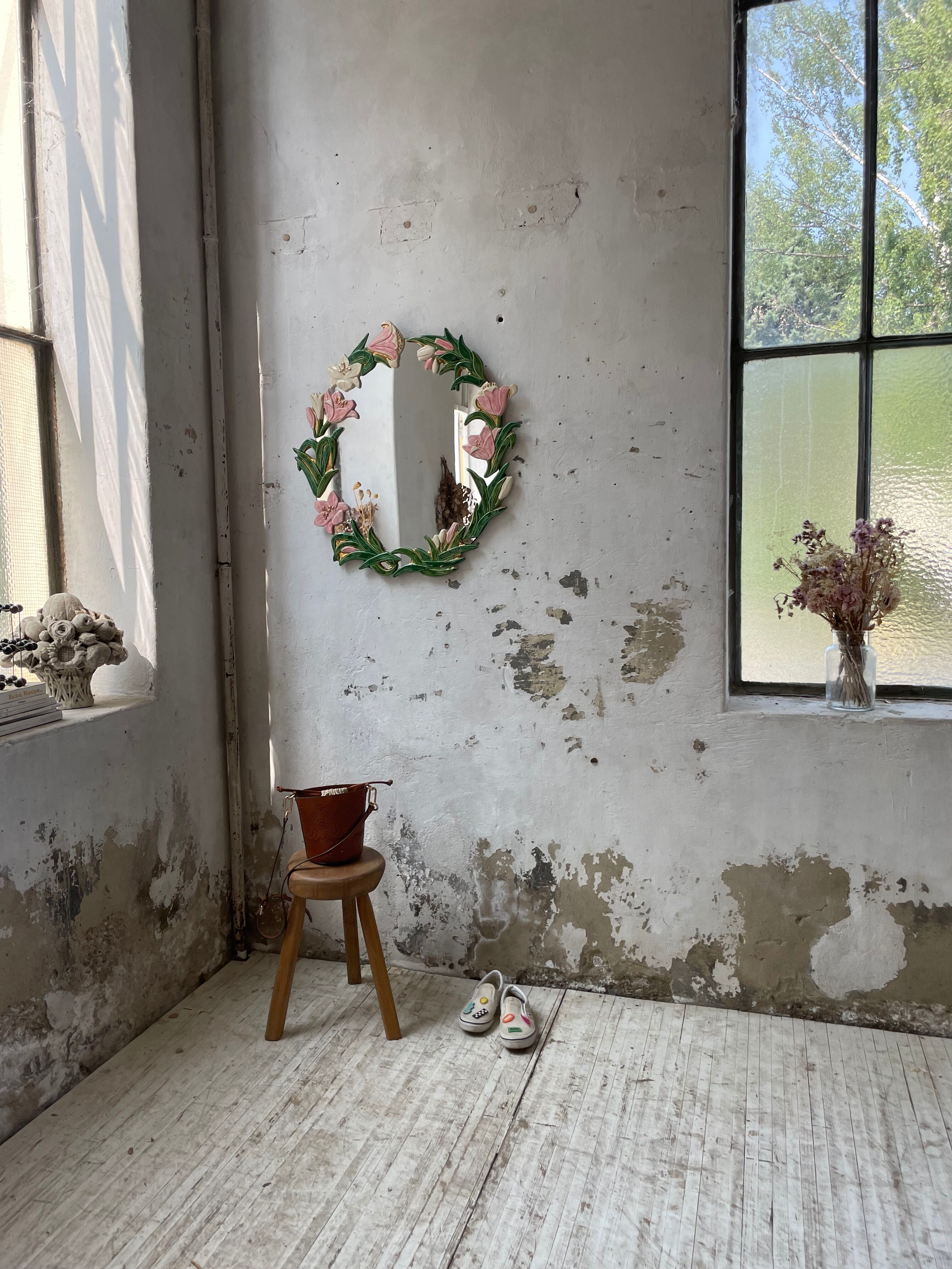 Oval ceramic mirror with flowers