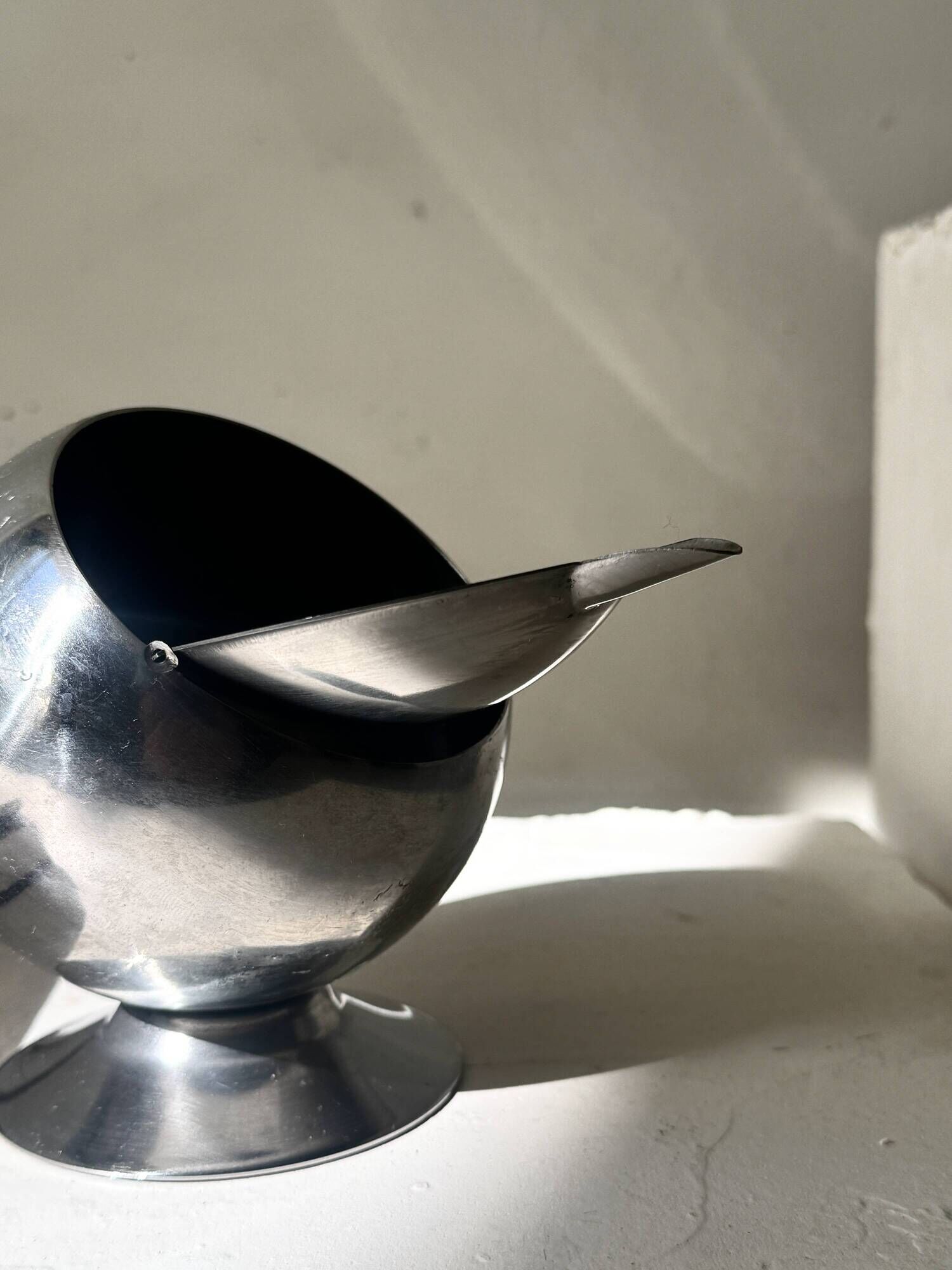 Space age ashtray in chrome metal, 1970s design.