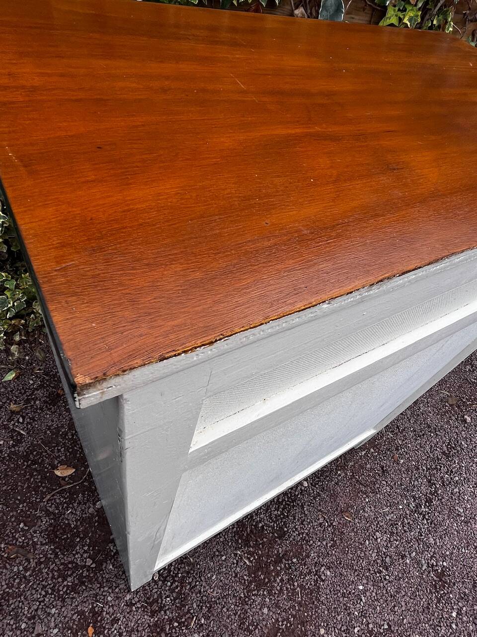 Vintage white sideboard with 2 doors and 2 drawers