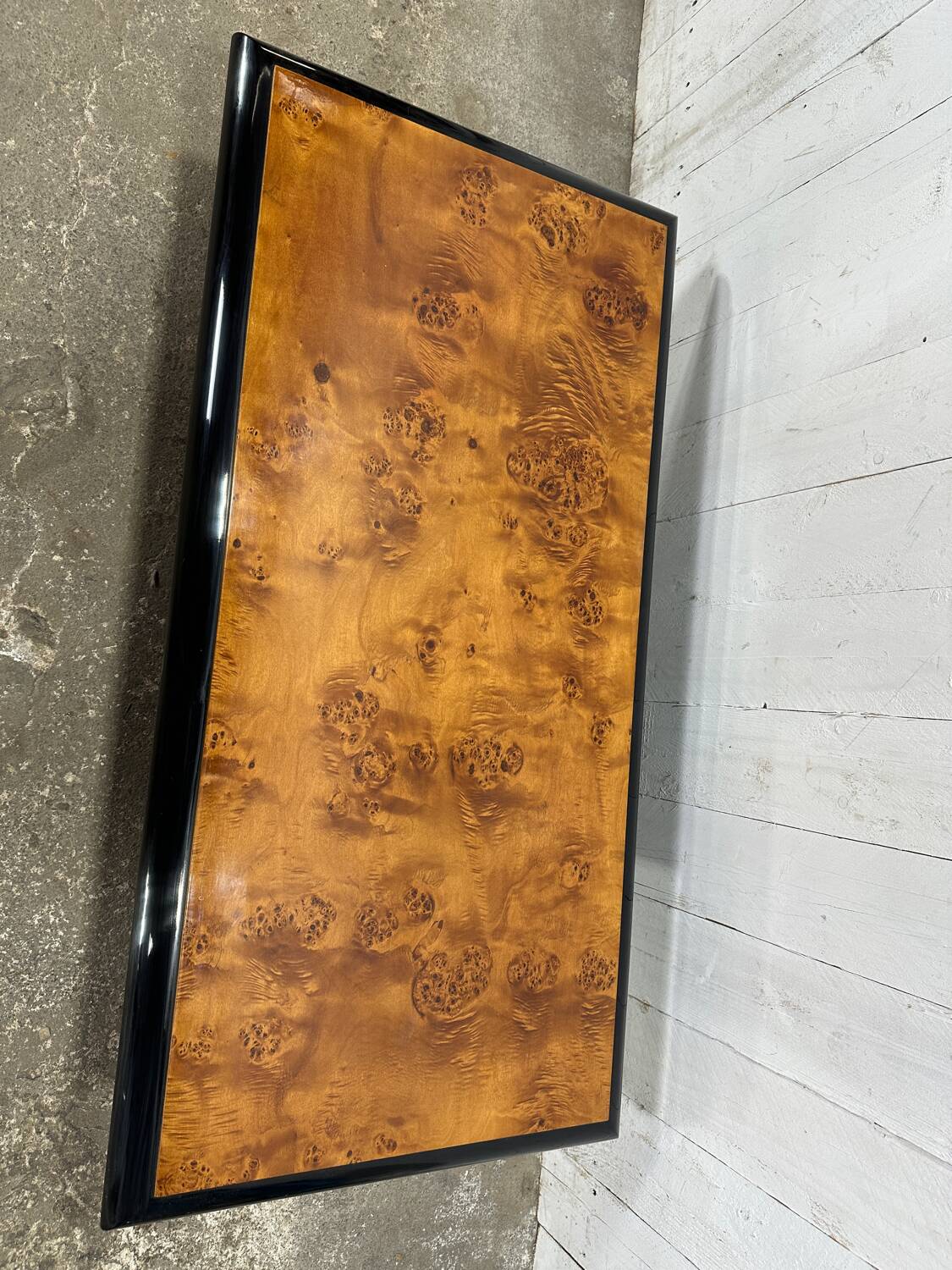 Table basse laqué noir et loupe d’orme dans le style Willy Rizzo