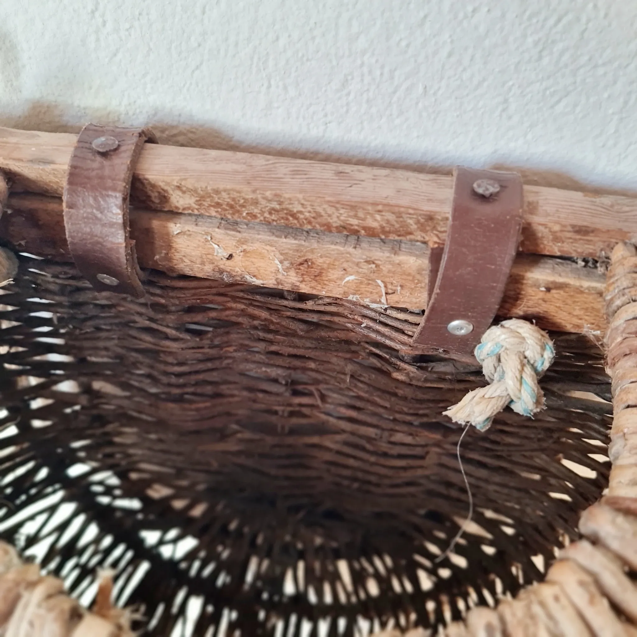Vintage woven wicker fisherman's bag – Wall rattan basket