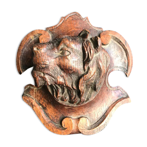 Blason en bois sculpté