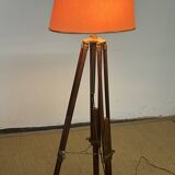 Tripod floor lamp in wood and adjustable brass