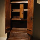 Armoire française du XVIIIe siècle 'fleur-de-lis'