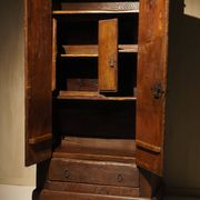 Armoire française du XVIIIe siècle 'fleur-de-lis'