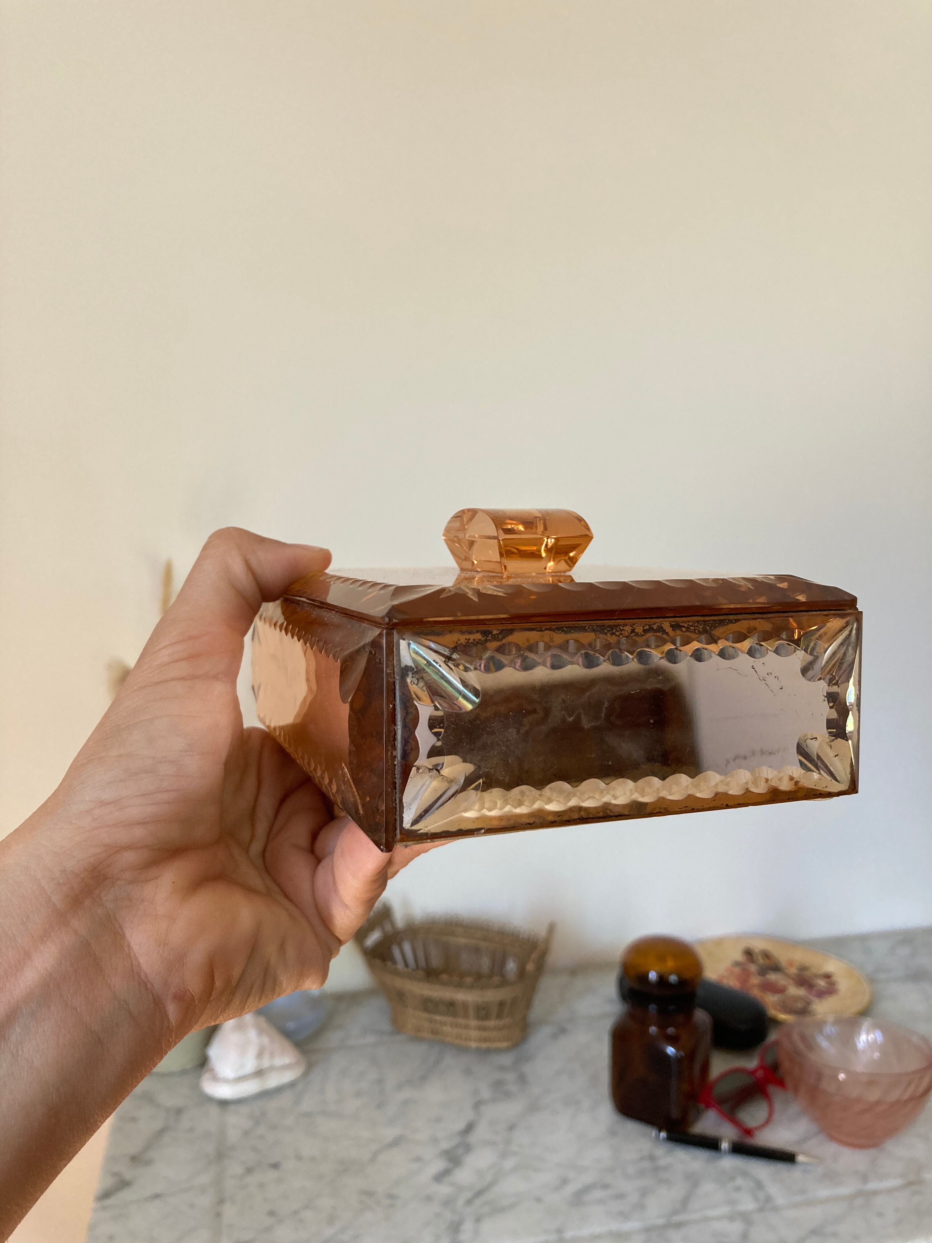 Boîte à bijoux en miroir rose ciselé