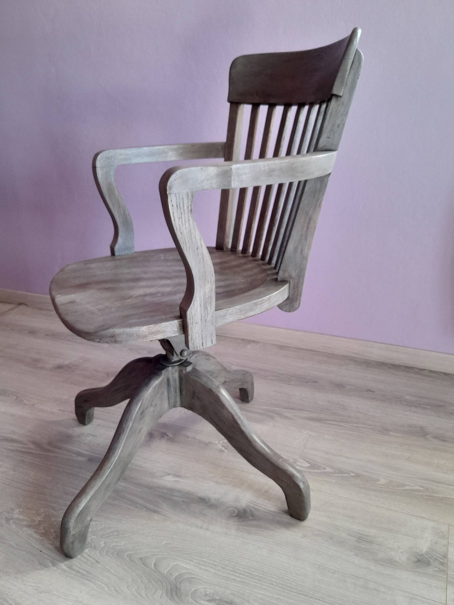 Fauteuil de bureau pivotant en bois laqué gris