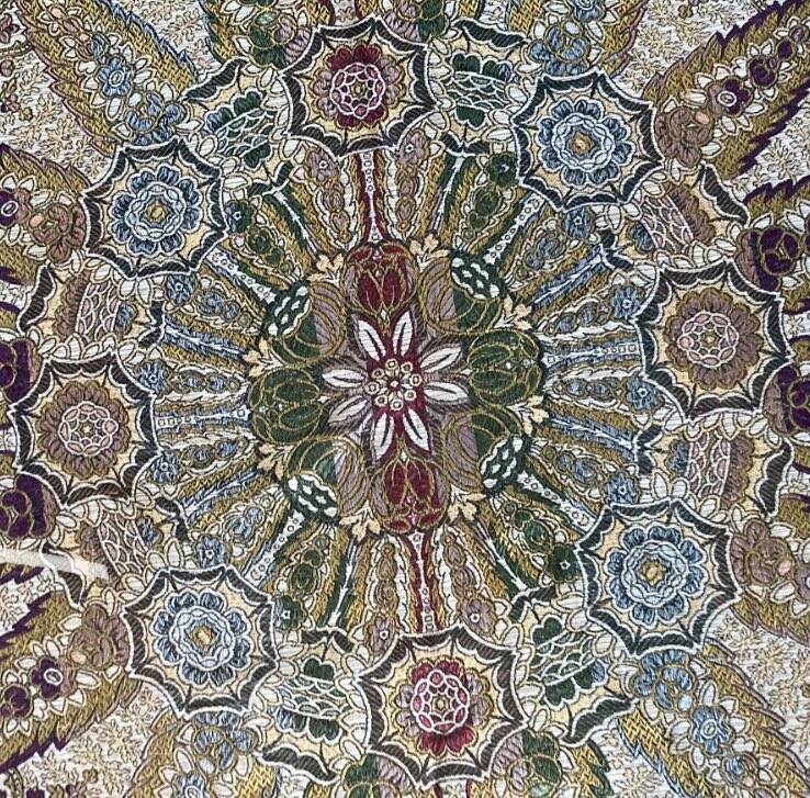 Nappe en soie d’Alger époque début XXe motifs floraux rehaussés de fils dorés, fait main
