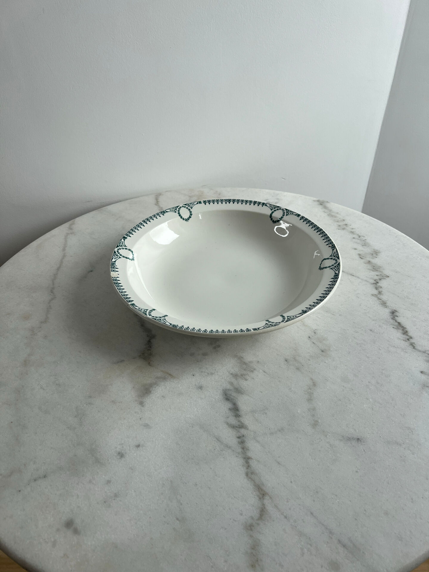 Shallow dish St Amand decorated with green crowns.