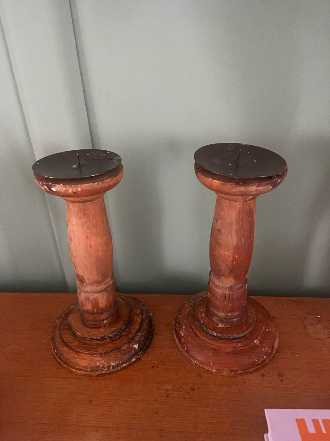 Paire de bougeoirs en bois tourné vintage