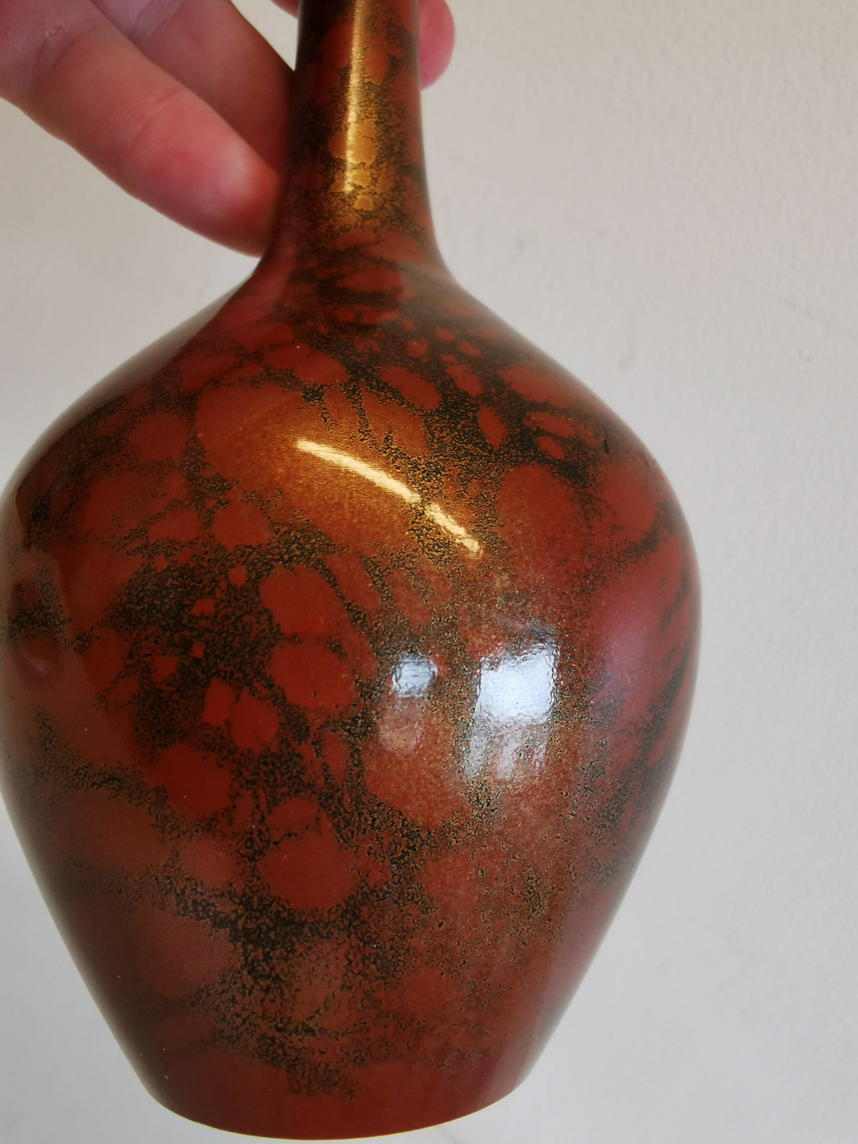 Slim vase with metallic finish.