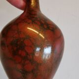 Vase mince avec finition métallique.