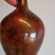Vase mince avec finition métallique.